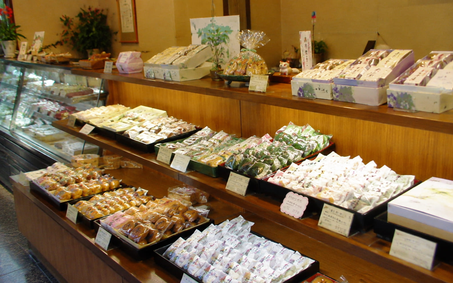 御菓子司 みやま 店内の商品棚