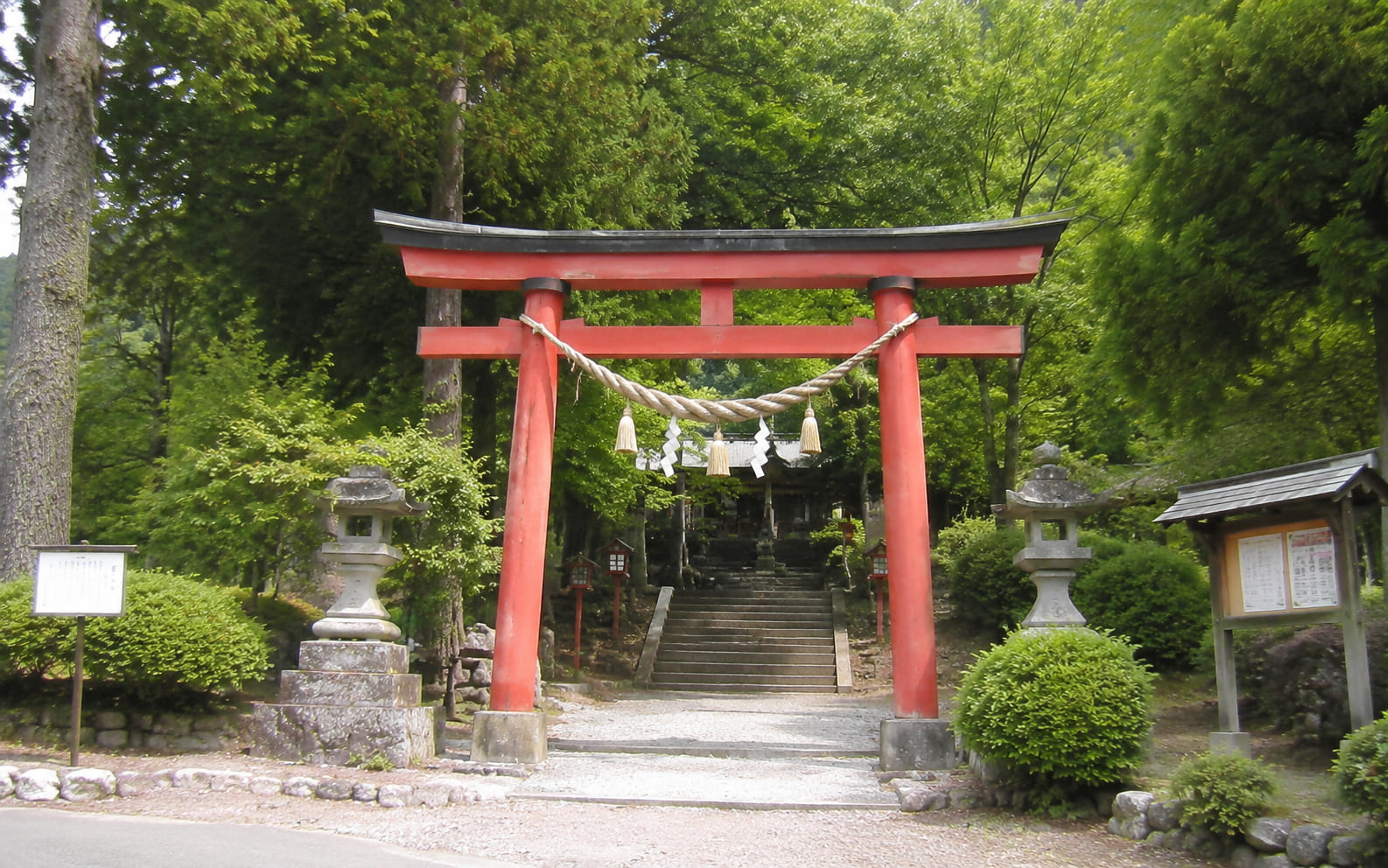 しゅうに山神社の参道と鳥居